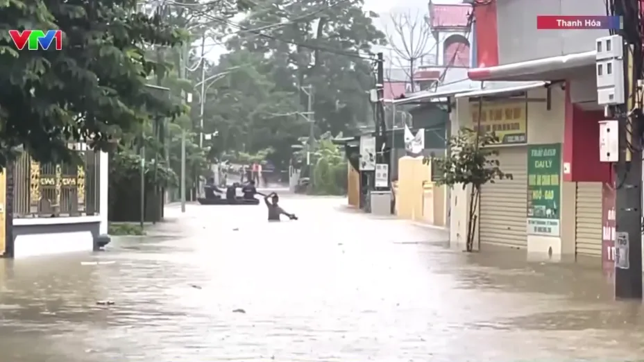 Nước lũ dâng cao, nhiều tuyến phố Thanh Hóa ngập sâu, nước tràn vào nhà dân - Ảnh 2.