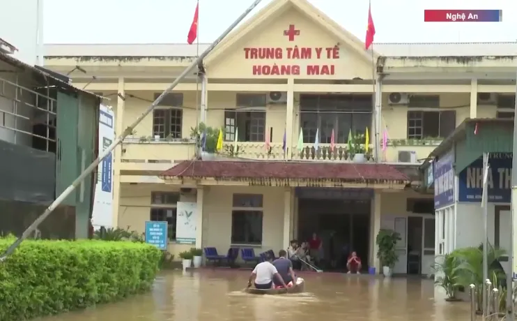 Nước lũ dâng cao, nhiều tuyến phố Thanh Hóa ngập sâu, nước tràn vào nhà dân - Ảnh 4.