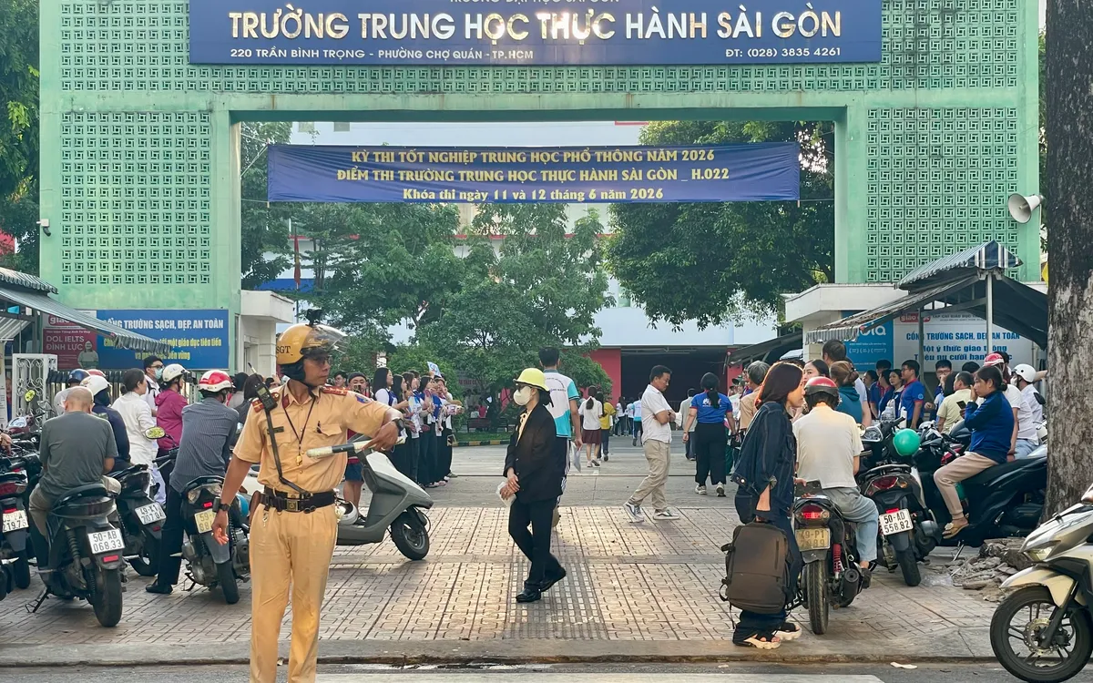 Cảnh sát giao thông điều tiết, hướng dẫn cho học sinh và phụ huynh trong kỳ thi Tốt nghiệp THPT (Ảnh: Hoàng Hường)