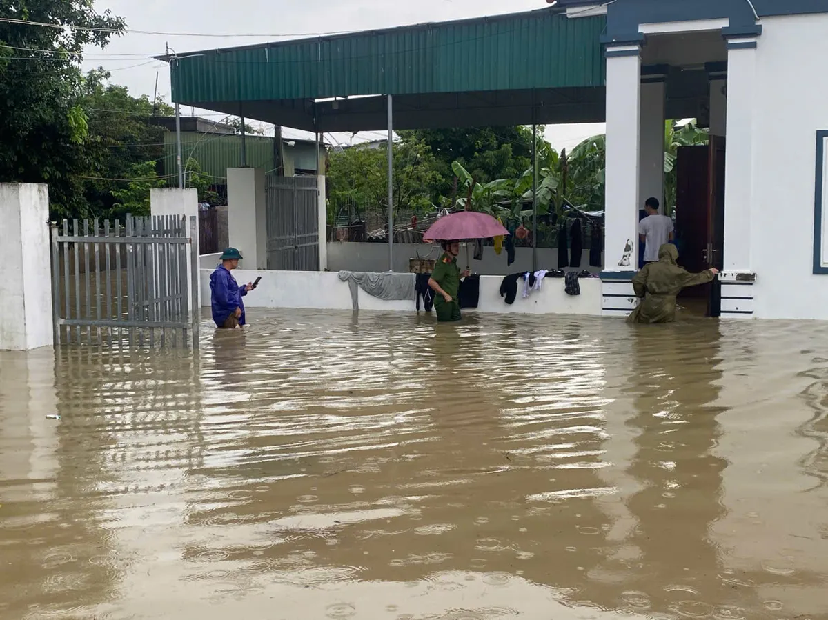 Trung Bộ, Nam Bộ có nơi mưa to trên 80 mm, nguy cơ ngập úng, sạt lở đất - Ảnh 1.