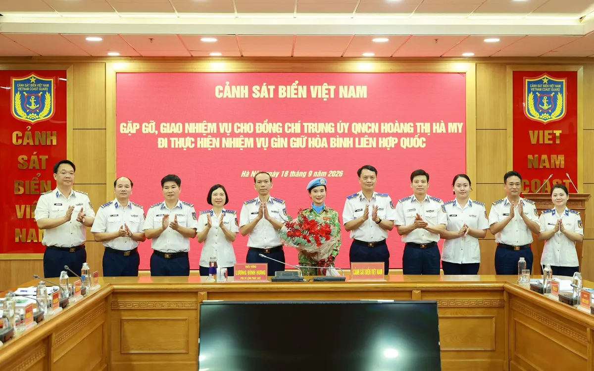 Các đại biểu tặng hoa chúc mừng Trung úy QNCN Hoàng Thị Hà My.