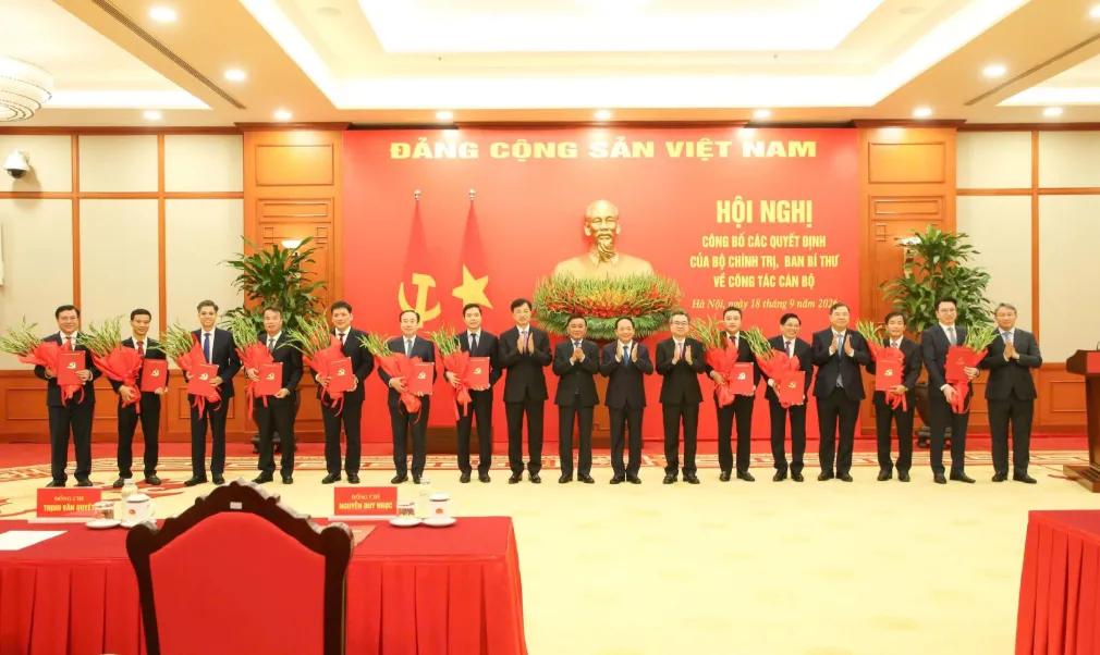 Công bố các Quyết định của Bộ Chính trị, Ban Bí thư về công tác cán bộ - Ảnh 1.