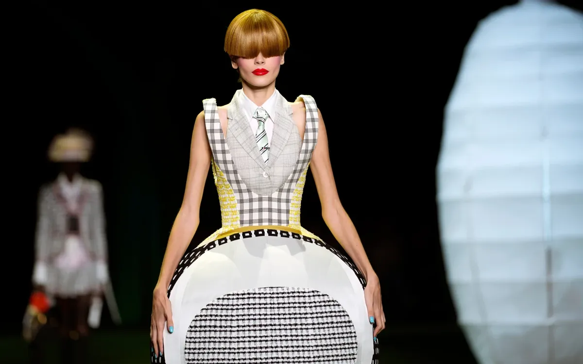 Bộ sưu tập Xuân/Hạ của Thom Browne. Ảnh: AP