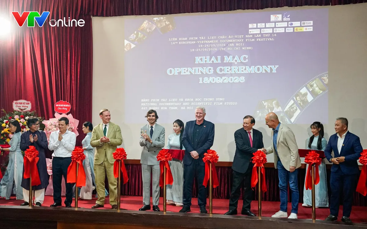 Các đại biểu thực hiện nghi thức khai mạc Liên hoan phim Tài liệu Châu Âu - Việt Nam lần thứ 16. (Ảnh: Phùng Anh)