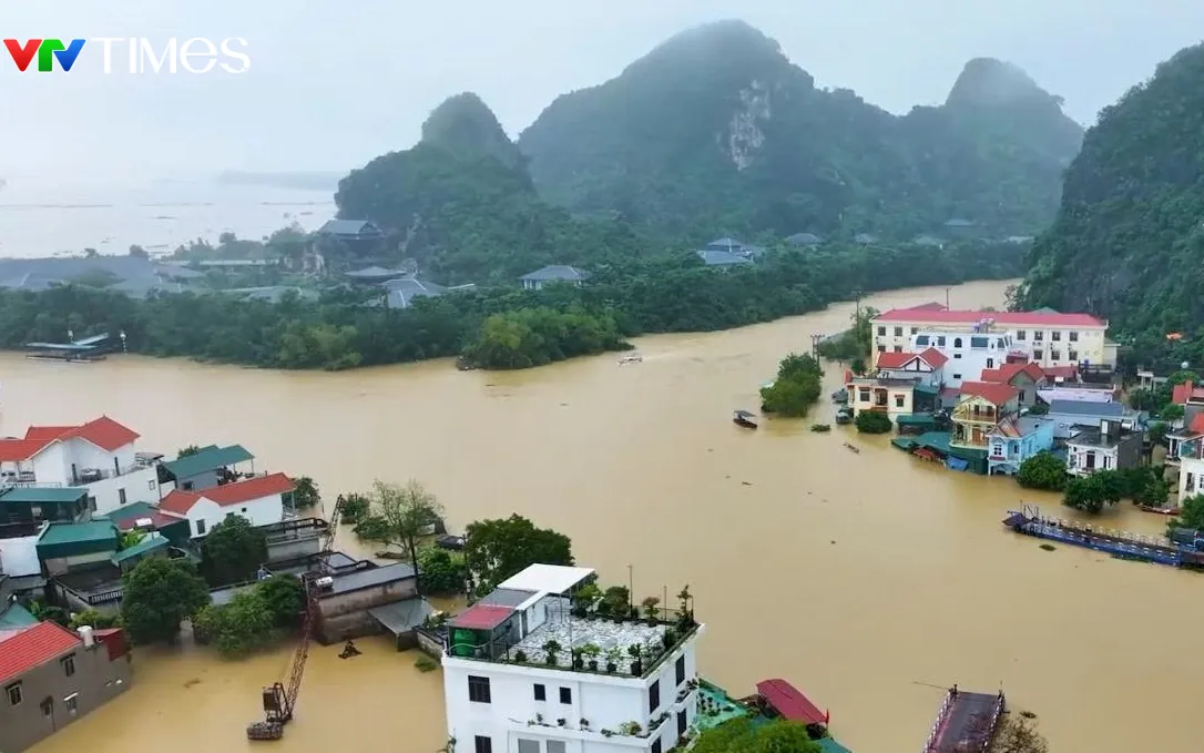 Nước lũ dâng cao làm gia tăng nguy cơ sạt lở bờ sông tại những khu vực xung yếu. Ảnh: Quốc Hưng