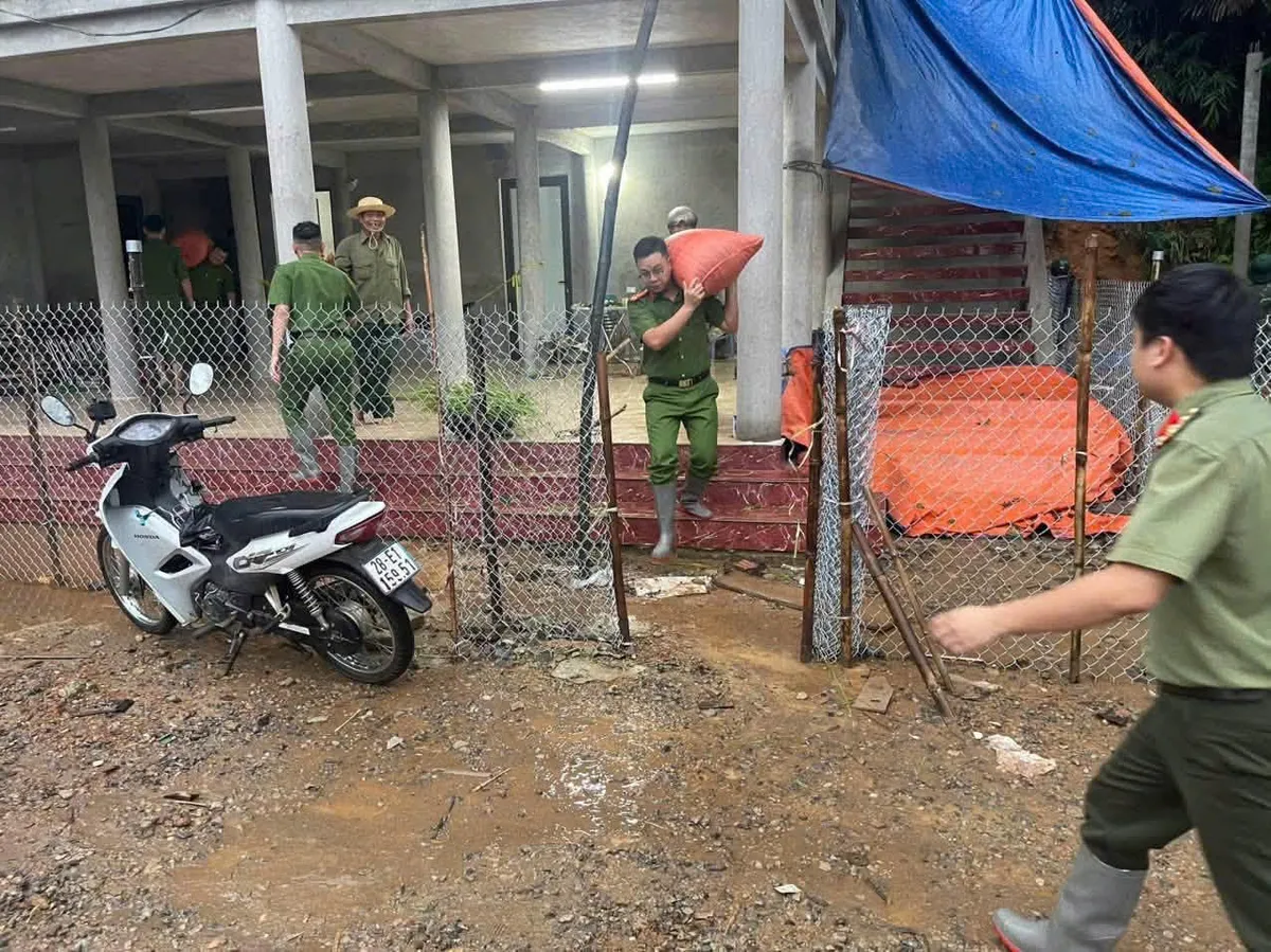 Phú Thọ căng mình ứng phó mưa lũ, sạt lở - Ảnh 2.