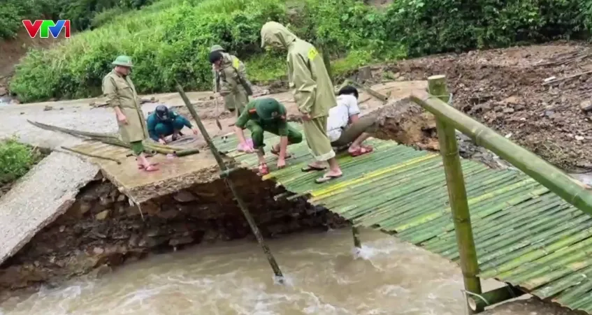 Mưa lớn làm vỡ bờ kênh ở Thanh Hóa - Ảnh 3.