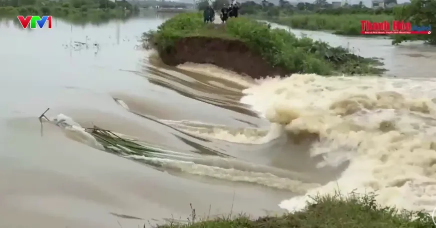 Mưa lớn làm vỡ bờ kênh ở Thanh Hóa - Ảnh 1.