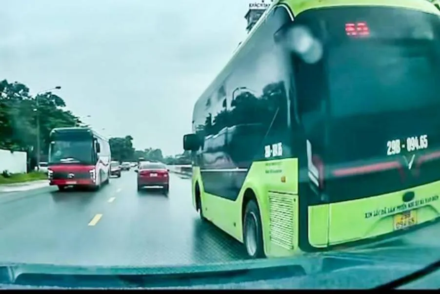 Xử phạt tài xế xe buýt ở Hà Nội vượt phải sai quy định trên quốc lộ - Ảnh 1.