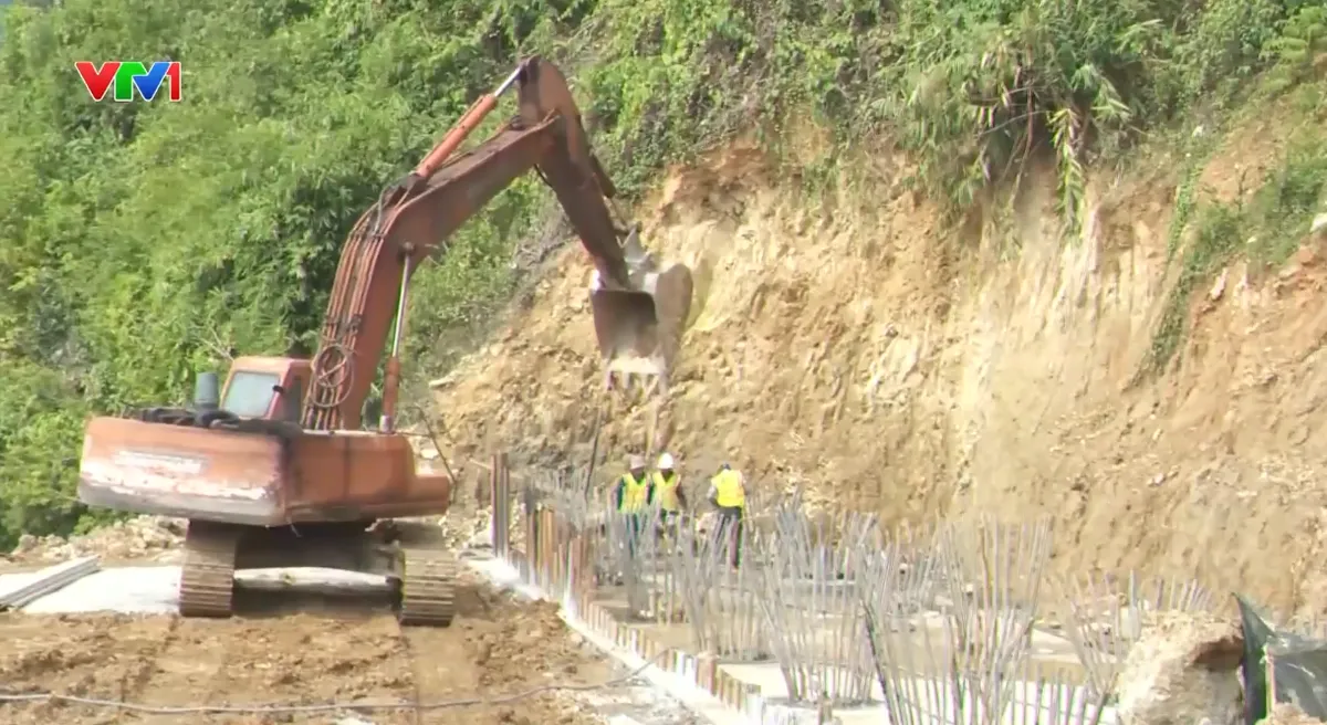 Gấp rút hoàn thành khắc phục sạt lở đèo Khánh Lê trước cao điểm mùa mưa - Ảnh 2.