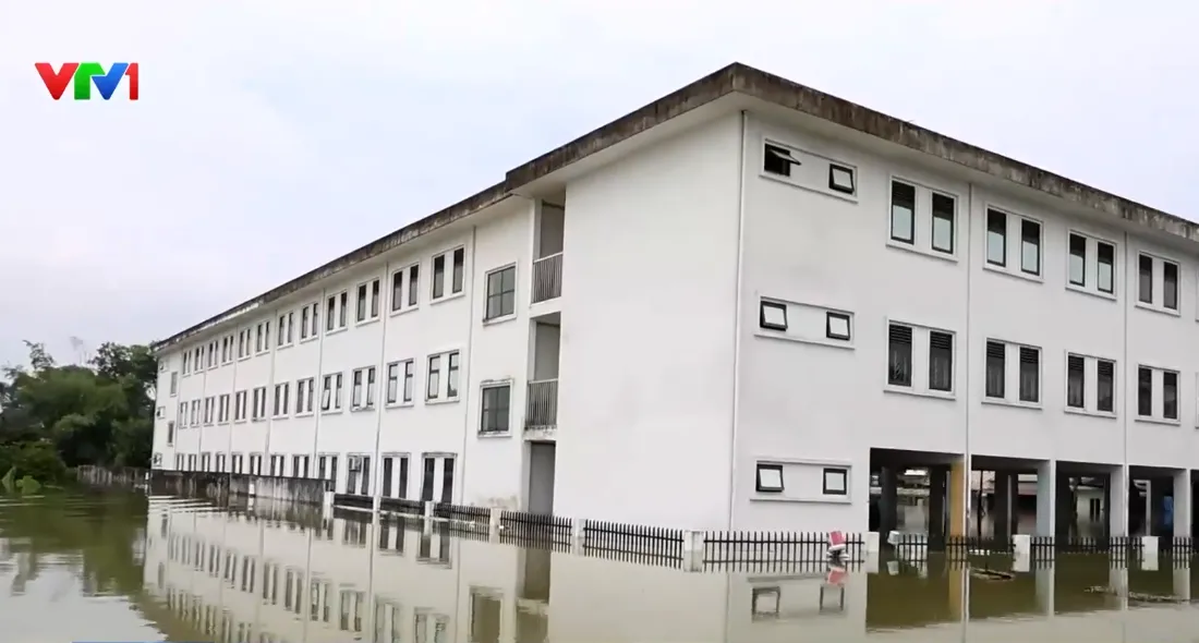 Lũ trên sông Bùi, sông Tích rút chậm, nhiều khu dân cư ở Hà Nội vẫn ngập sâu - Ảnh 2.