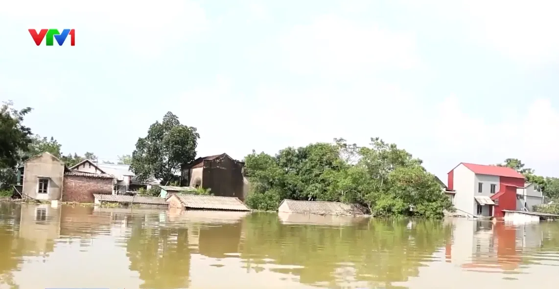 Lũ trên sông Bùi, sông Tích rút chậm, nhiều khu dân cư ở Hà Nội vẫn ngập sâu - Ảnh 1.