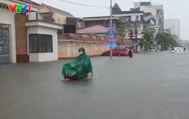 Mưa lớn ở Nghệ An vượt kỷ lục trong hơn 40 năm gây ngập sâu - Ảnh 1.