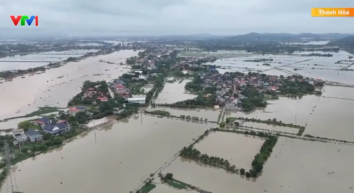 Hơn 10.000 hộ dân ở Thanh Hóa vẫn ngập trong nước, 40 tuyến giao thông bị chia cắt - Ảnh 1.