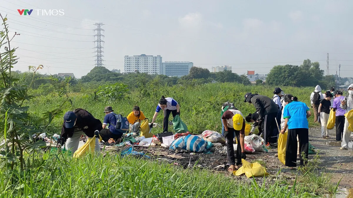 TP Hồ Chí Minh: Gần 200 sinh viên thu gom 700 kg rác nhân Ngày Dọn rác Thế giới- Ảnh 2.