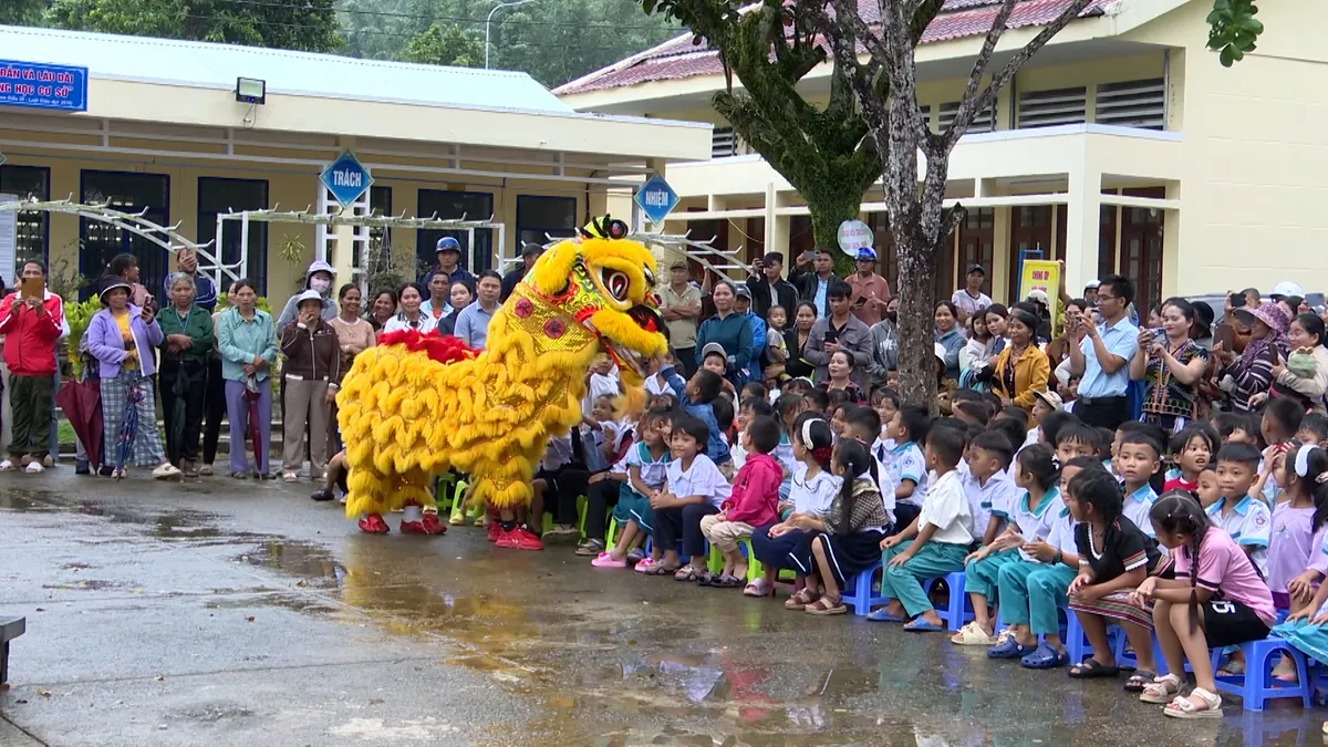 Trung thu sớm đến với trẻ vùng biên- Ảnh 1. Trung thu sớm đến với trẻ vùng biên- Ảnh 1.