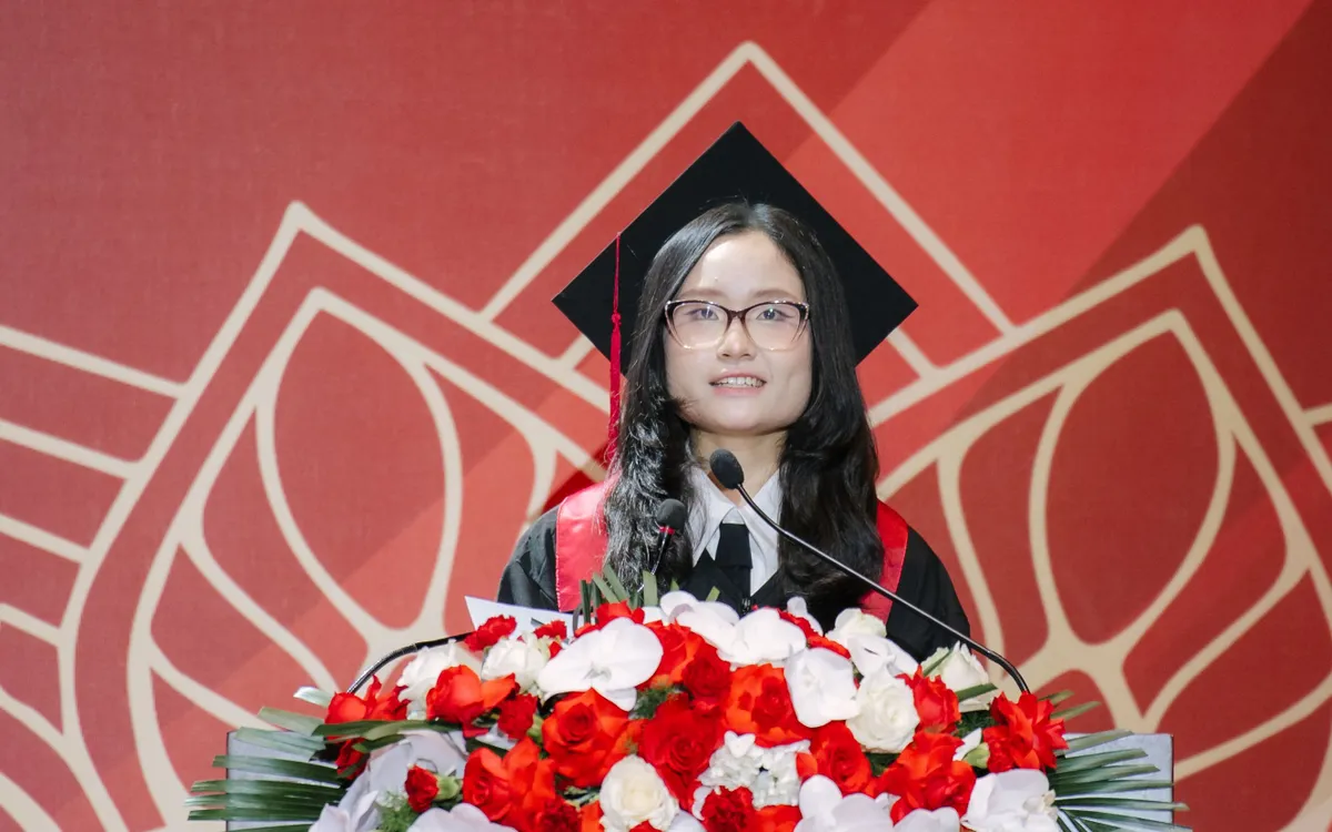 Thủ khoa Nguyễn Thanh Bình, sinh viên Chương trình tiên tiến Kinh tế Khóa 61, phát biểu tại lễ tốt nghiệp.