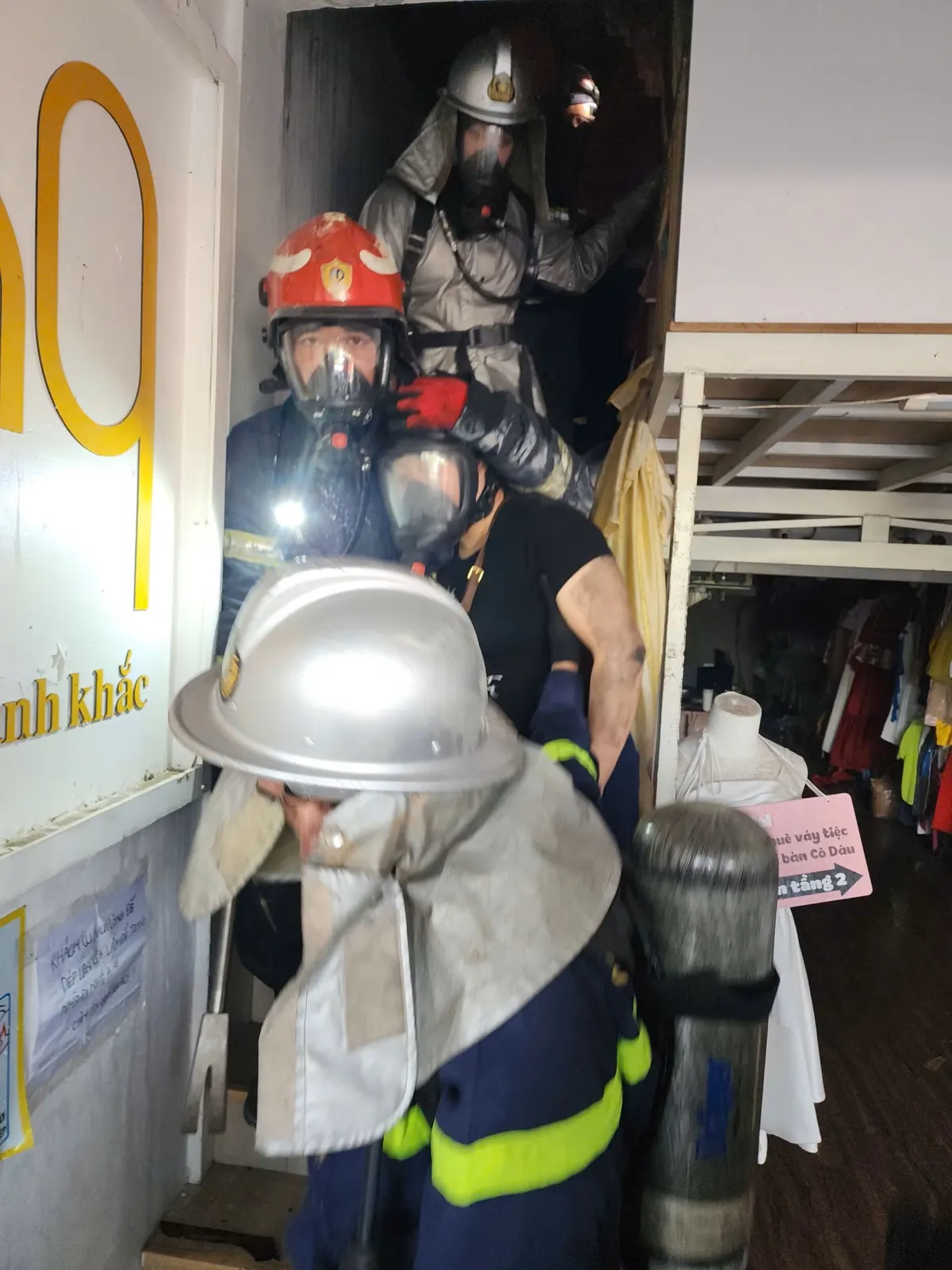 Hà Nội: Cháy nhà trên phố Trần Vỹ, giải cứu 5 người mắc kẹt - Ảnh 1.