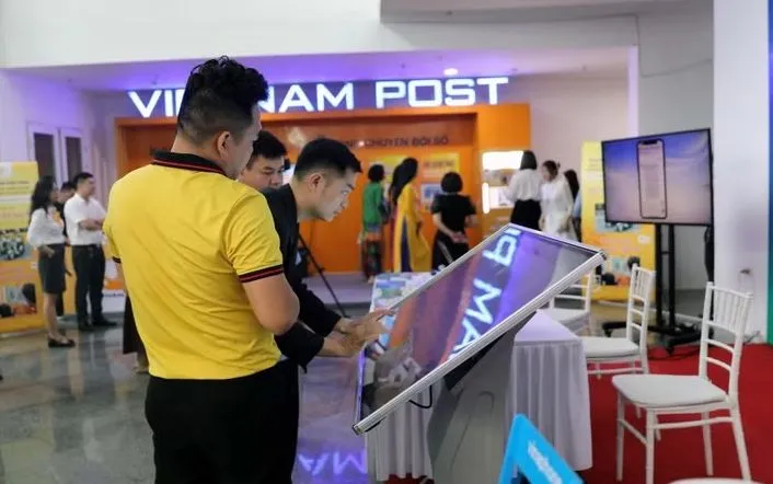 Các đại biểu trải nghiệm công nghệ số tại lễ phát động Bình dân học vụ số ở Ninh Bình. Ảnh: TTXVN 
