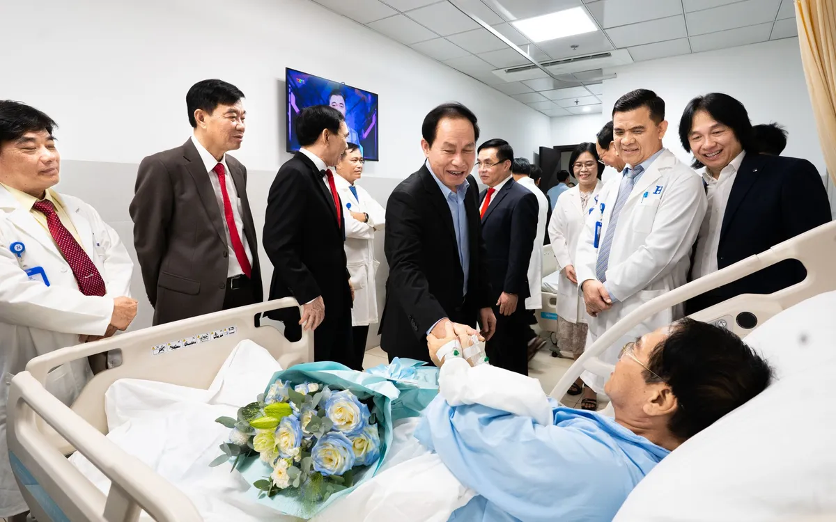 Phó Thủ tướng Chính phủ Lê Tiến Châu thăm hỏi và tặng quà bệnh nhân đang điều trị Bệnh viện.