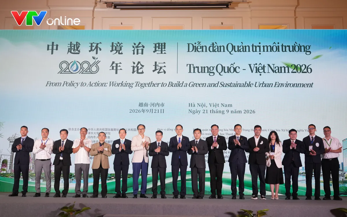 Các đại biểu chụp ảnh lưu niệm tại diễn đàn. Ảnh: N.Q