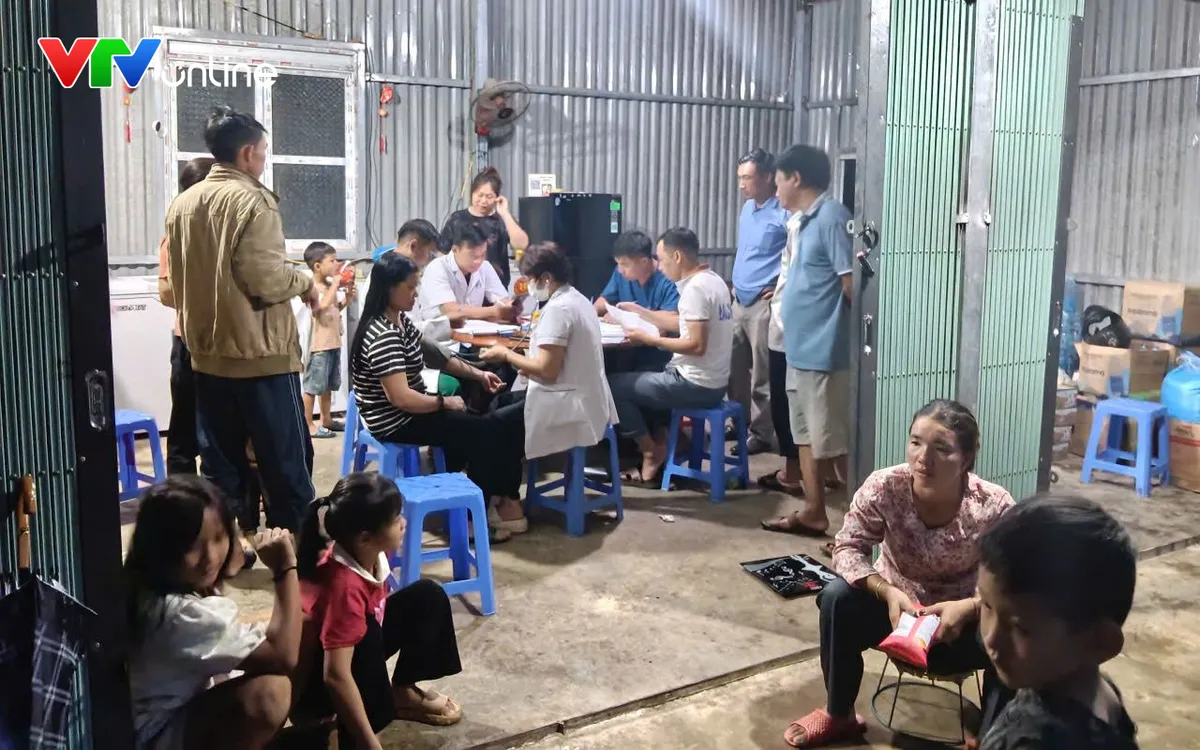 Để tạo điều kiện cho bà con bận việc nương rẫy ban ngày, các cán bộ Trạm Y tế xã Mù Cả đã tổ chức điểm khám sức khỏe định kỳ và khám sàng lọc miễn phí cho người dân vào buổi tối ngay tại bản. Ảnh: Thanh Hà