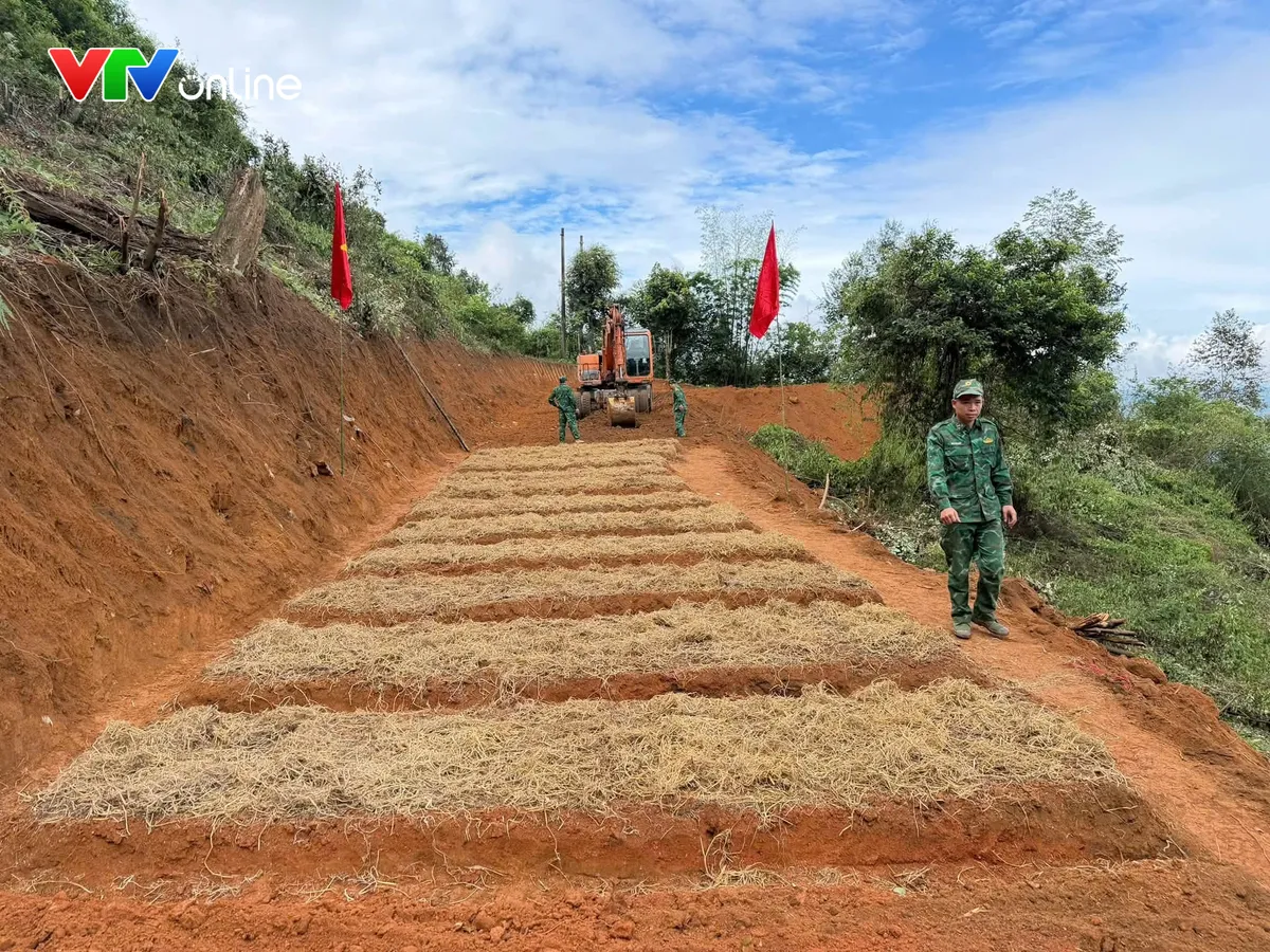 Bộ đội Biên phòng giúp dân trồng rau, tạo sinh kế nơi biên giới - Ảnh 6.