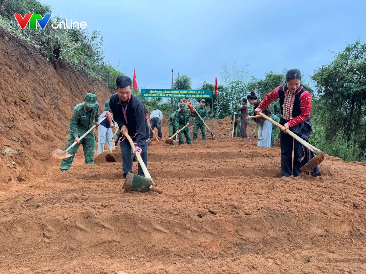 Bộ đội Biên phòng giúp dân trồng rau, tạo sinh kế nơi biên giới - Ảnh 2.
