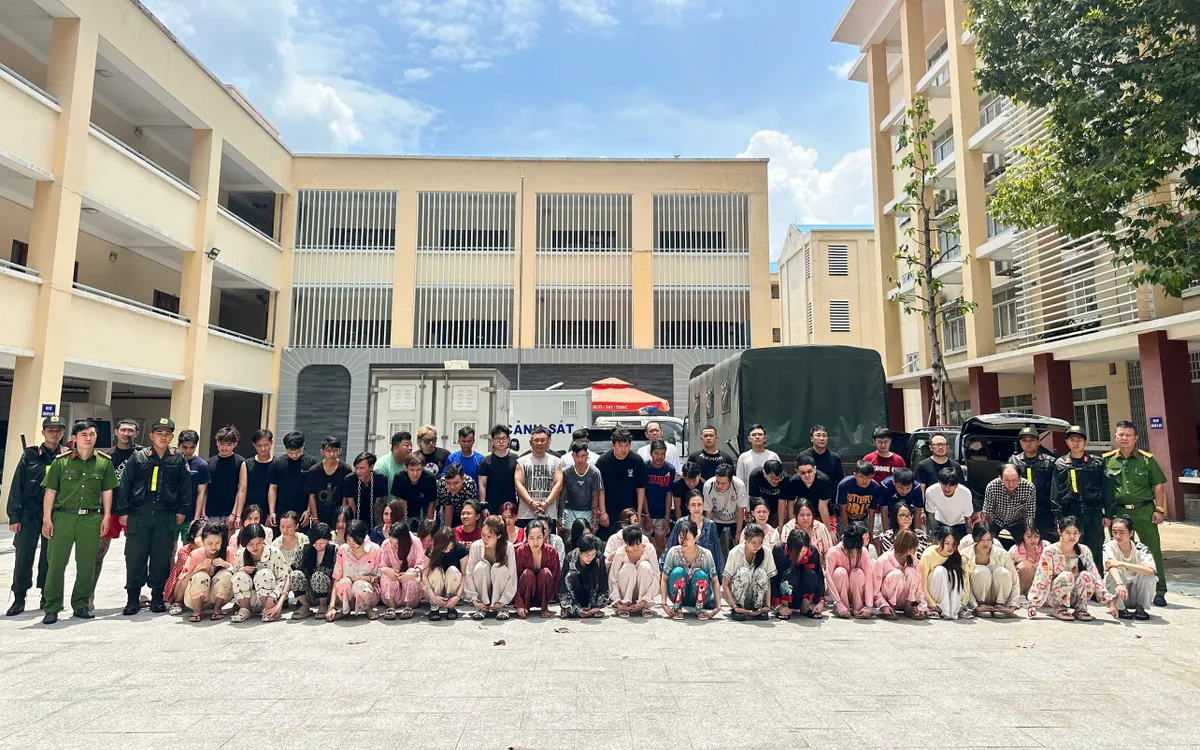 Các đối tượng bị bắt giữ tại cơ quan công an. Ảnh: Công an TP Hồ Chí Minh.