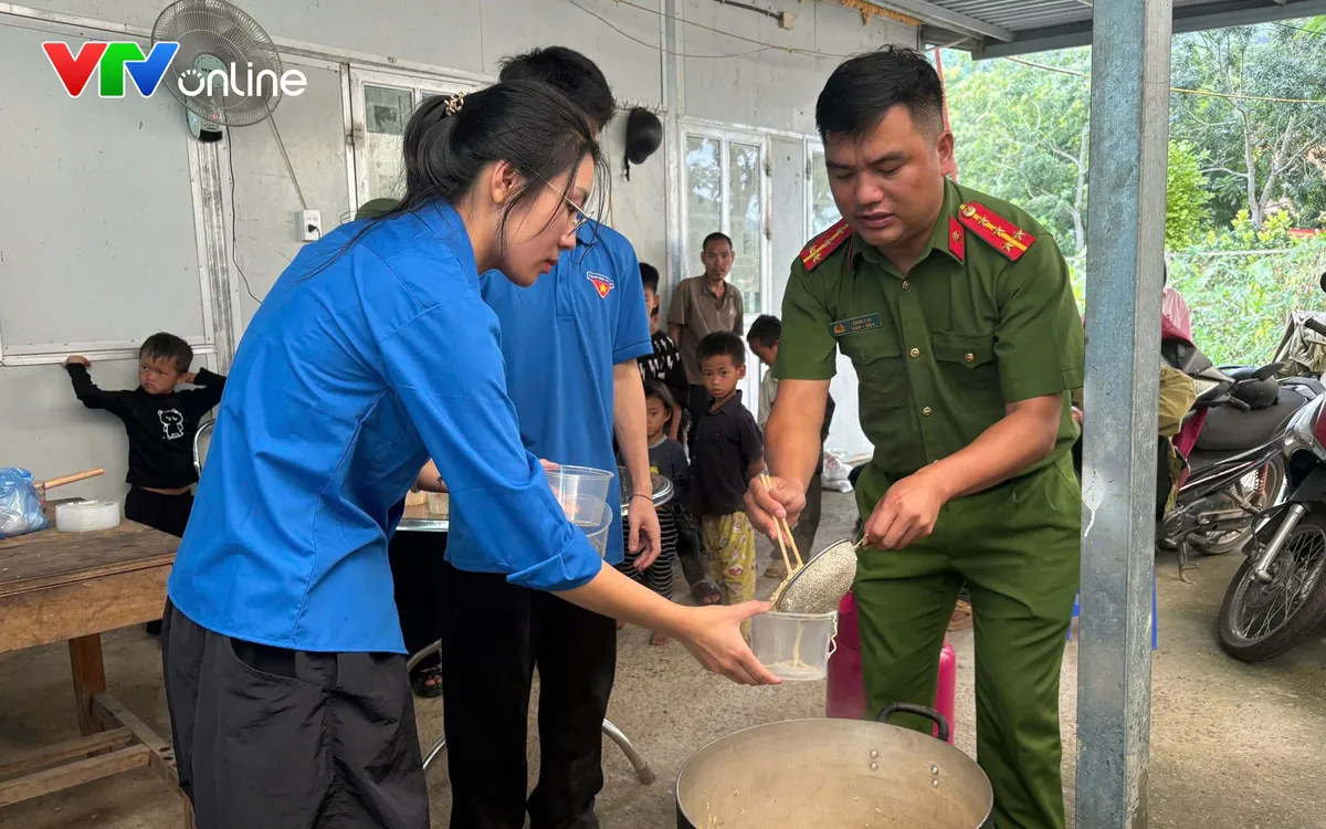 Cán bộ Công an xã Bum Nưa cùng lực lượng đoàn thanh niên xã tất bật nấu mì, chia từng phần ăn phục vụ người dân ngay tại khu vực trụ sở. Ảnh: Thanh Hà