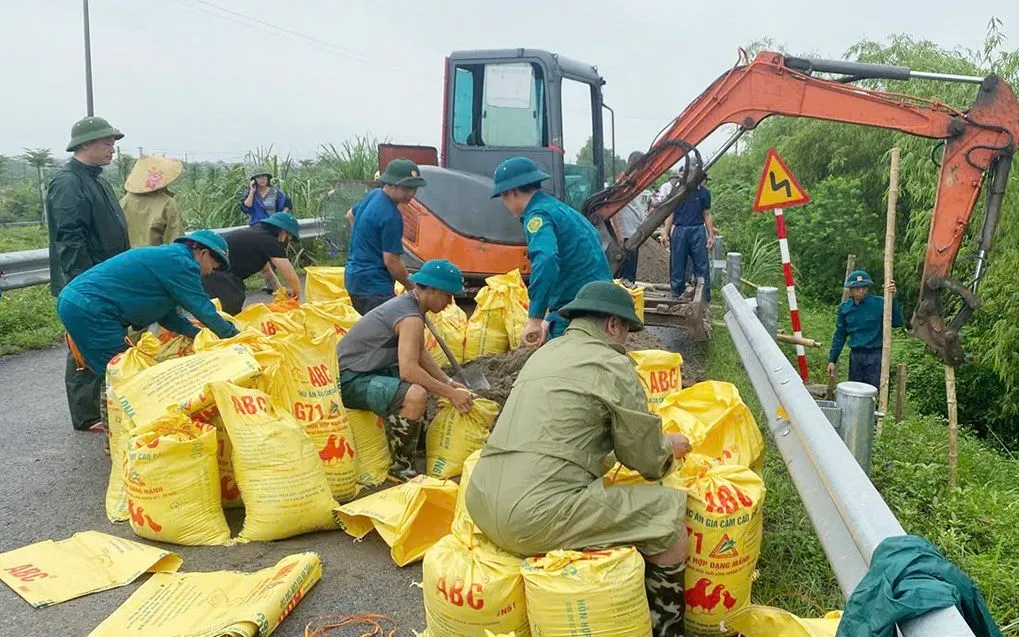 Các lực lượng chức năng tăng cường lực lượng, phối hợp khắc phục sự cố. Ảnh: BNB