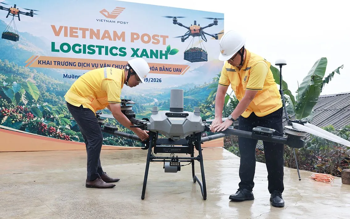 Nhân viên điều khiển UAV đang kiểm tra thiết bị để chuản bị vận hành. Ảnh: BĐVN