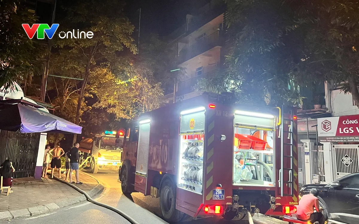 Lực lượng Cảnh sát PCCC nhanh chóng tiếp cận hiện trường và triển khai các phương án dập lửa.