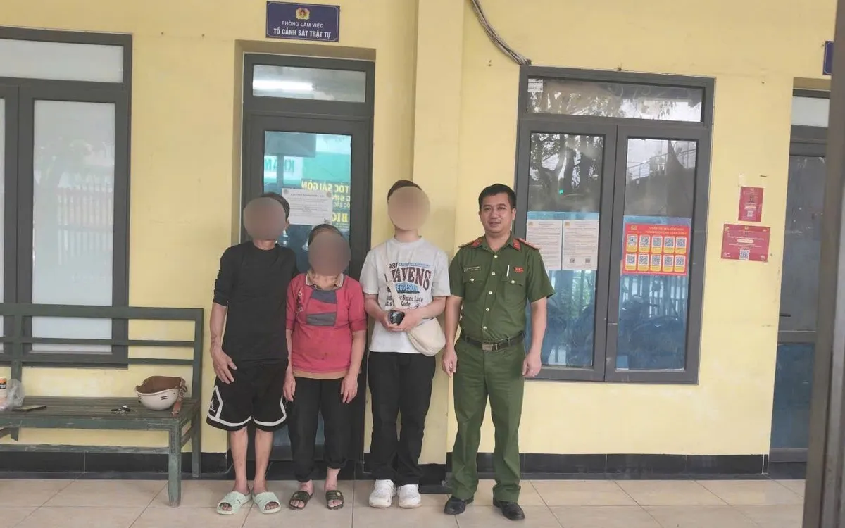 Công an xã Vĩnh Thanh giúp người phụ nữ trở về với gia đình. Ảnh: Công an TP Hà Nội