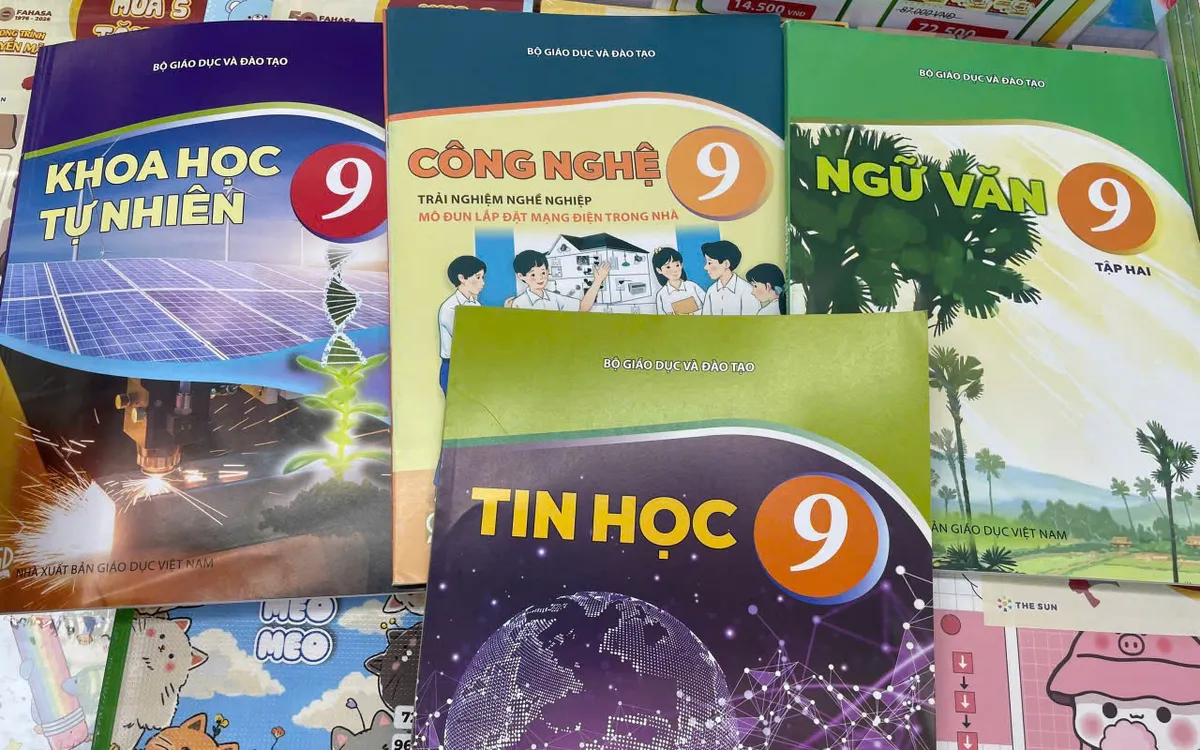 Khánh Hòa sẽ tổ chức mua sắm tập trung sách giáo khoa dùng để cấp miễn phí cho học sinh, với lộ trình mở rộng chính sách trên toàn tỉnh đến năm học 2028-2029. Ảnh: Quang Thăng
