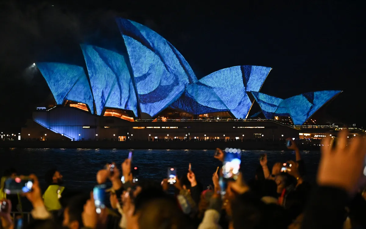Nhà hát Opera Sydney được chiếu sáng bằng các hình ảnh nghệ thuật trong sự kiện Vivid Sydney 2024, ngày 24/5/2024. (Ảnh: Reuters)