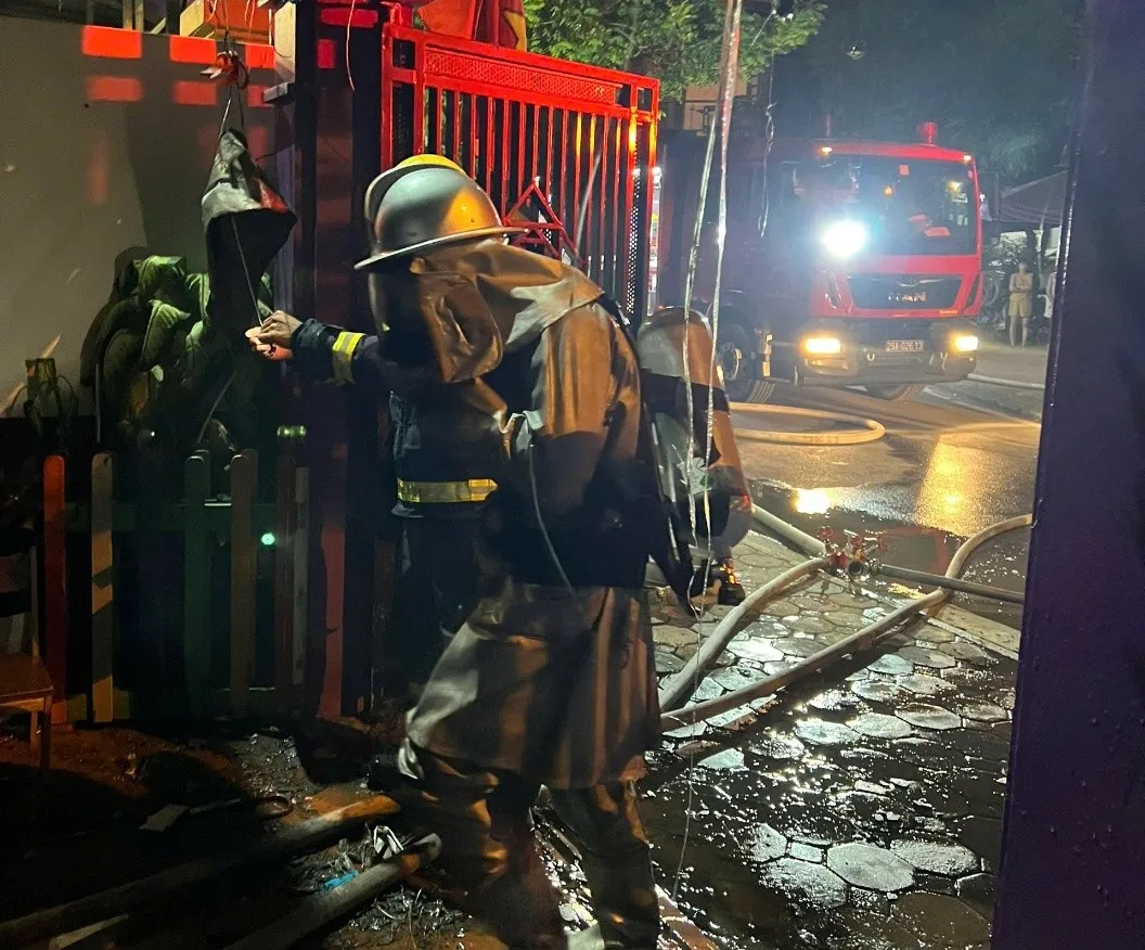 Hà Nội: Kịp thời hướng dẫn 2 người thoát nạn trong vụ cháy nhà 5 tầng tại phường Hoàng Mai - Ảnh 1.
