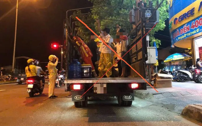 Chở người trên thùng xe, nắp thùng xe, mui xe là hành vi vi phạm pháp luật và tiềm ẩn nguy cơ tai nạn. Ảnh: Công an TP Đà Nẵng