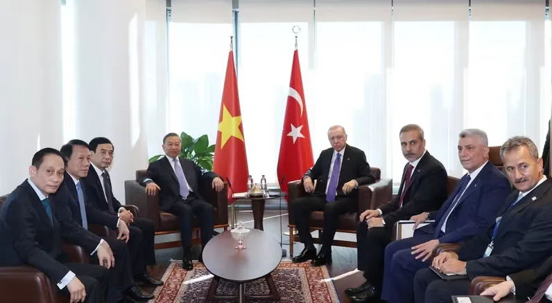 Tổng Bí thư, Chủ tịch nước Tô Lâm gặp Tổng thống Thổ Nhĩ Kỳ bên lề Đại hội đồng Liên hợp quốc - Ảnh 2.