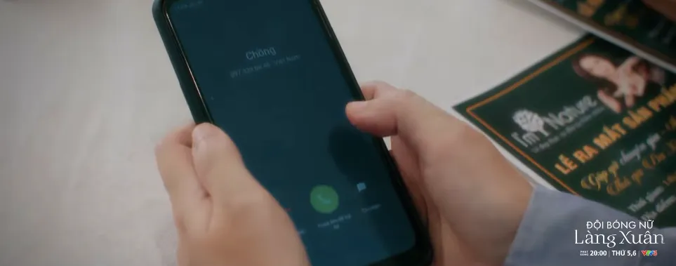 Đội bóng nữ làng Xuân - Tập 7: Lén chồng đi dự ra mắt sản phẩm, Yến (Đan Lê) bị Quốc (Tuấn Tú) đánh - Ảnh 2.