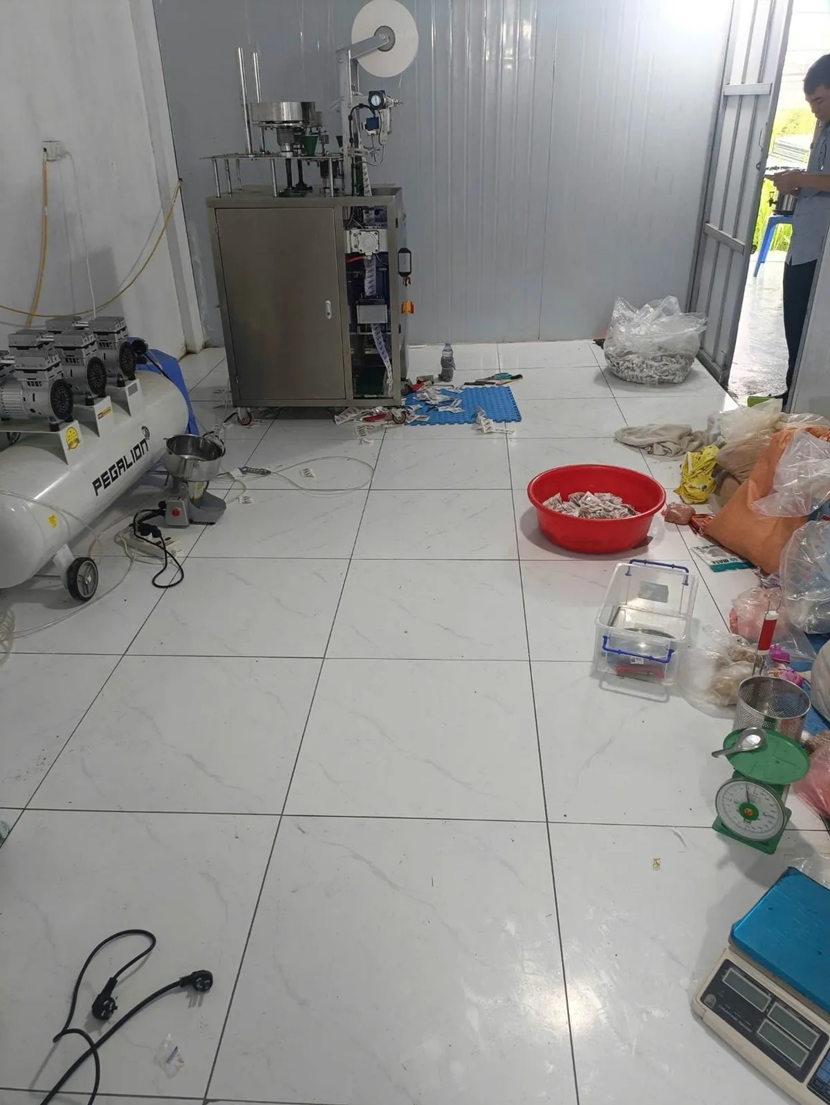 Khởi tố người phụ nữ sản xuất, buôn bán bột canh giả nhãn “ACECOOK” - Ảnh 2.