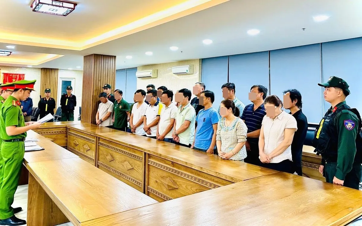 Cơ quan điều tra tống đạt các quyết định với nhóm đối tượng. Ảnh: Công an TP Đà Nẵng
