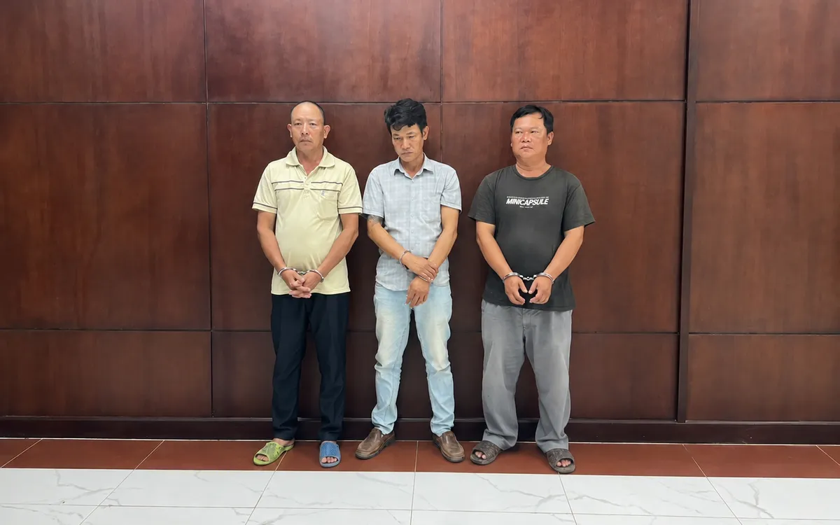 Từ trái qua: Hà Xuân Trường, Trần Văn Hoài Hận, Bàn Hữu Nguyên (3 trong số 10 đối tượng trong vụ sản xuất và buôn bán hàng giả vừa bị khởi tố). Ảnh: Công an TP Hồ Chí Minh.