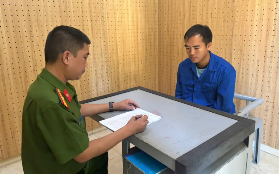 Đối tượng Tráng A Sái tại cơ quan Công an. Nguồn: BCA