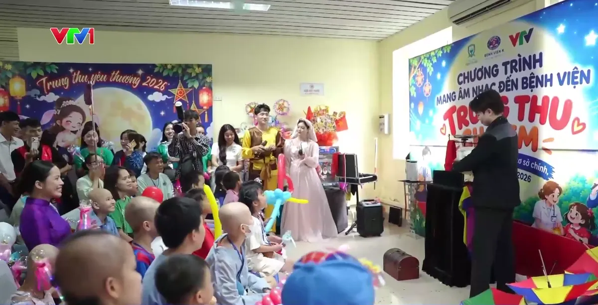 Trung thu ấm áp với bệnh nhi tại Bệnh viện K - Ảnh 1.