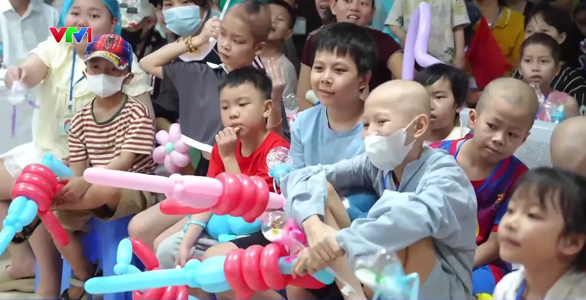 Trung thu ấm áp với bệnh nhi tại Bệnh viện K - Ảnh 2.