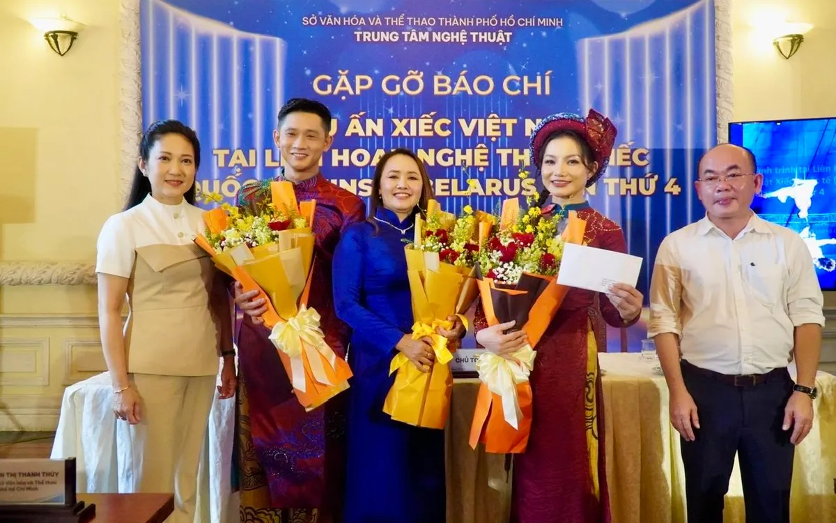 NSND Nguyễn Thị Thanh Thuý - Phó Giám đốc Sợ VHTT TP Hồ Chí Minh - tặng hoa chúc mừng Thanh Hoa - Hiền Phước                Ảnh: Thu Trang