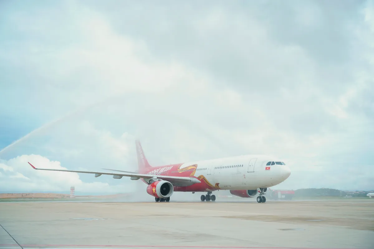 Kh&aacute;nh H&ograve;a đ&oacute;n chuyến bay đầu ti&ecirc;n từ Moscow- Nga - Ảnh 1.
