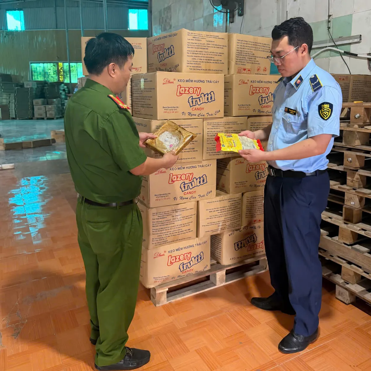 Phát hiện hơn 3.000 bánh Trung thu không rõ xuất xứ, không có ngày sản xuất, hạn sử dụng - Ảnh 1.