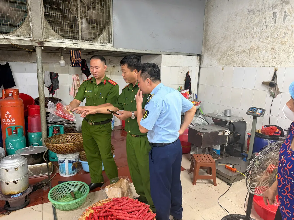 Phát hiện hơn 3.000 bánh Trung thu không rõ xuất xứ, không có ngày sản xuất, hạn sử dụng - Ảnh 2.